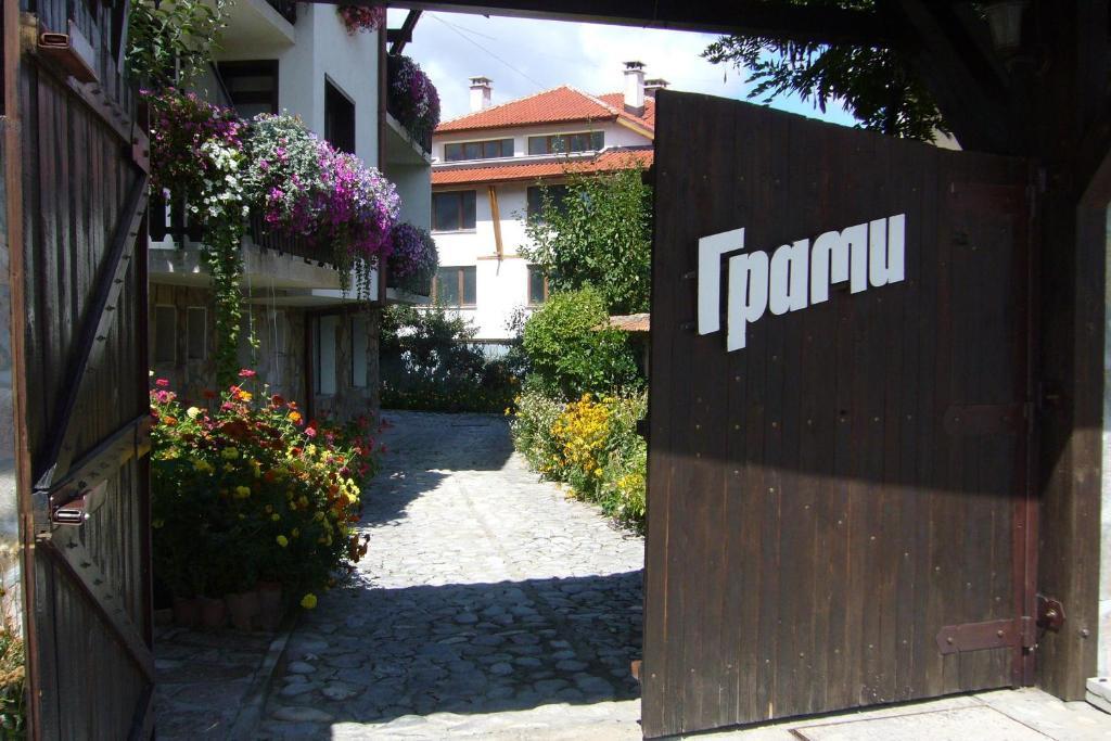 Hotel Grami 3*